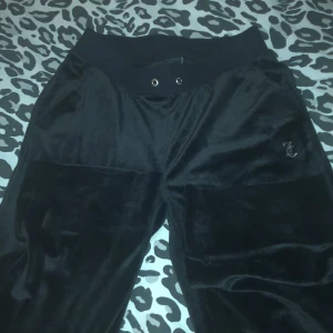 Juicy couture  - Säljer juicy byxa som kostade mig runt en tusen lapp. Lägger ut dem för 800kr. Har använts en gång och har inga hål eller defekter. i den tredjde bilden så är byxorna förkortade men kan justeras eller ta bort om man föredrar längre. Skulle passa xxs/xs. 