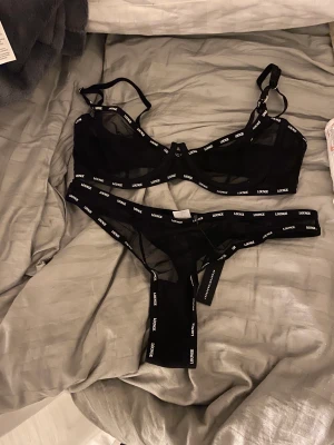 Underkläder  - Helt nytt set från lounge underwear! Bh strl 80D String strl L  Dyr i inköp