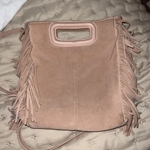 Maje väska  - Säljer min jättefina nästan oanvända äkta maje väska, har ej kvar box, kvitto eller påse därav priset kan diskuteras! 💗