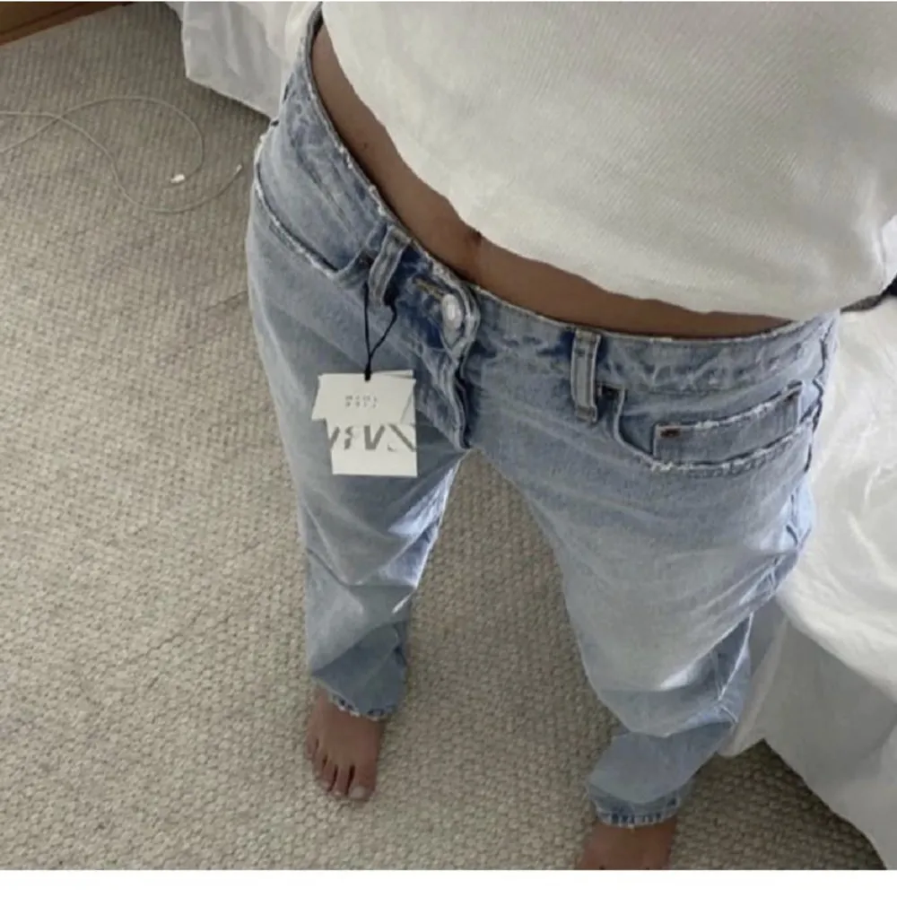 Säljer dessa snygga midrise-jeans från zara💝 (lånade bilder) . De är lite slitna längst ner på benen då de är för långa för mig. Det är bara att fråga mig ifall du vill ha fler bilder🫶. Jeans & Byxor.