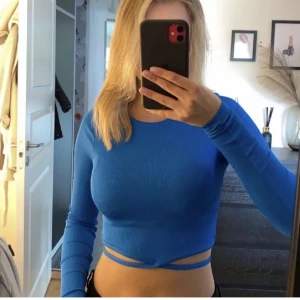 Mörkblå topp - Denna superfina mörkblå långärmade toppen kommer ej till användning mer. Köptes på new youker, använd väldigt lite så är i nyskick! (Lånade bilder!)