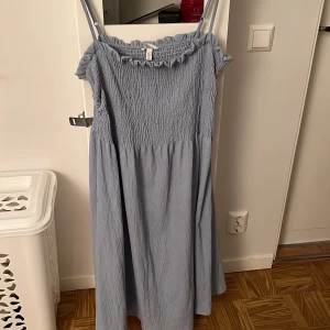 Blå medellång klänning  - Blå medellång klänning från H&M. Använd fåtal gånger. Säljer på grund av för stor