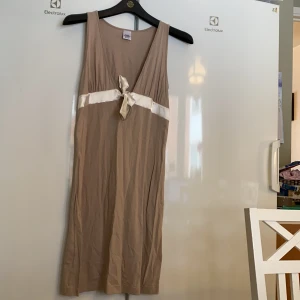 Lingonochblåbär  - Klänning från lingon och blåbär i storlek M. Bandet runt midjan har nopprat lite i tvätten. I övrigt mycket fint skick