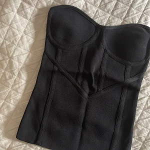 Bandeau topp  - Bandeau topp i svart från zara. Ser ut som en korset men de är bara sömmar så super bekväm och mjuk! Stl Xs
