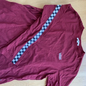Vans tröja - Denna supersnygga tröja är knappt använd! Supersnygga detaljer på armarna som fortsätter över ryggen.