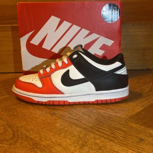 NIKE Dunk Low EMB Chicago - NIKE Dunk Low EMB Chicago NBA 75th Anniversary GS. St 37,5✅. Populär Modell i en klassisk färg👍.Originalbox medföljer🔥. Äkta💥. Skicka meddelande för frågor/fler bilder🤝.