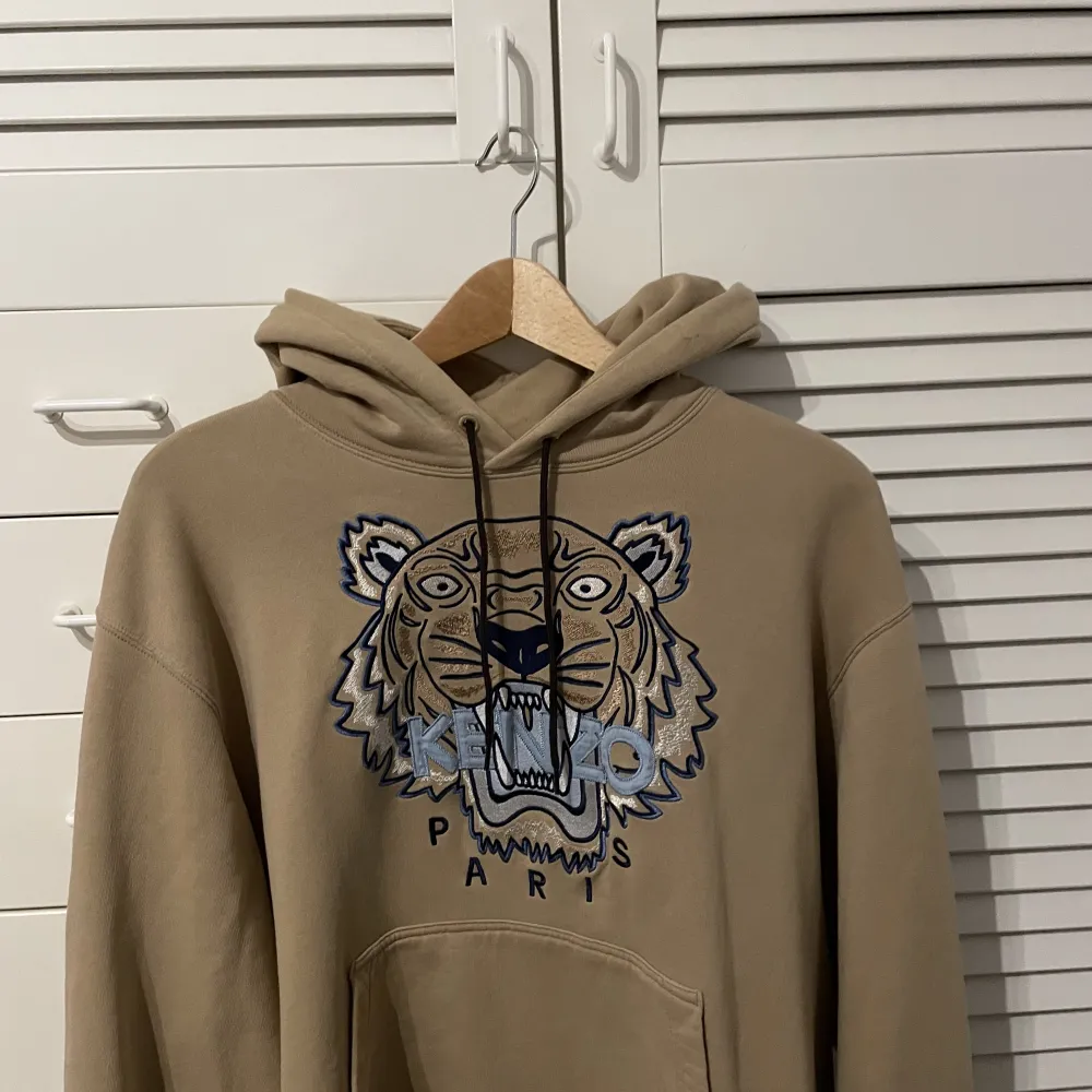 Limited edition Kenzo Hoodie köpt från Johnells för 2899kr i färgen Khaki/beige. Knappt använd, skick 9/10. Pris kan diskuteras vid snabb affär. Hoodies.