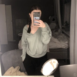 V-ringad tröja - Denna fina v-ringade tröja från nakd  används inte, använd Max 2 gånger så i nyskick! Är i storlek xxs jag brukar ha xs-s i vanliga fall och den sitter superbra! Nyspris 399, pris kan diskuteras!