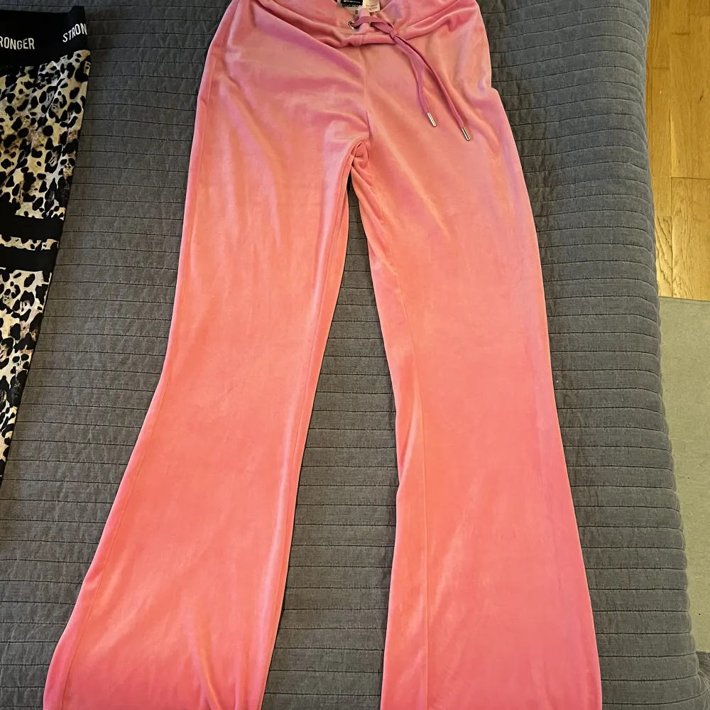 Ett par fina byxor från Gina Tricot med fickor där bak! Endast testade, 80kr plus frakt!!🫶🏻de är i storlek xs. Jeans & Byxor.