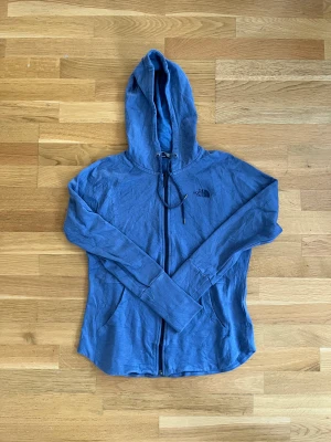 Northface ziphoodie i gråblå - Använd ett fatal ganger. Jag har gratis utkörning inom tullarna i Stockholm, frakta det är ocksä ett alternativ.