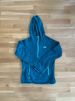 Northface fleeceziphoodie i blå - Använd ett fatal ganger. Jag har gratis utkörning inom tullarna i Stockholm, frakta det är ocksä ett alternativ.