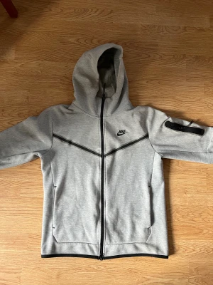 Nike tech flecce  - Säljer min Nike tech som är i ny skick inga skador elelr fläckar storlek S men passar M oxå 