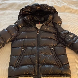 Har tröttnat på den  - Moncler jacka storlek s och kan möts i Gbg sen i bra skick och inte så använde pris kan diskuteras 