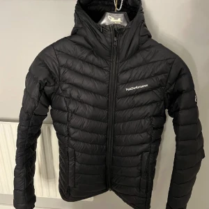 Peak performance jacka dam - En jätte fin peak performance jacka som är svar den är andvänd men i fint skick det ändå som är är att höger ficka går inte att stänga ❤️