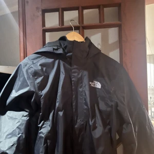 North Face jacka - Snygg och skön north face jacka som funkar bra till våren/höst. Storlek S men passar bättre personer som bär M. Jackan är i fint skick utöver ett märke vid armen därav det låga priset. Jackans funktioner påverkas ej av märket och syns ej mycket. 1200kr ny