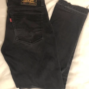 Svarta Levi’s 511 - Fina svarta Levi’s byxor i mycket bra skick, nästan oanvända. Midjan är 30 inches och längden är 32 inches. För fler bilder eller frågor är det bara att DMa❤️