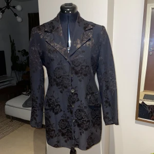 Kavaj från Miss Selfridge - Storlek M, men går bra som S om man vill att den sitter oversized. Fler bilder kan skickas 