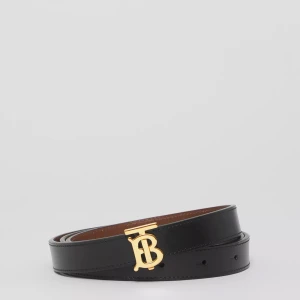 Burberry skärp - Storlek M men har gjort flera hål så det passar även xs-m. Köpt för 4 200kr . Kommer med box osv.