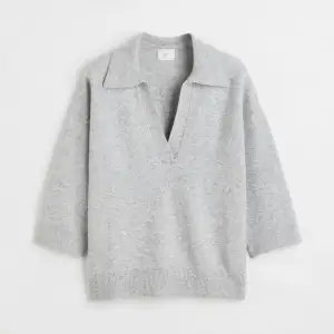 Säljer nu denna superfina stickade tröjan med trekvartslånga ärmar och v-ringning från H&M. Sparsamt använd! Skriv gärna vid frågor!💞