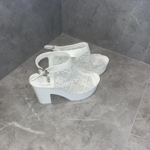 Vita klackar  - Vita klackar med spets. Storlek 37. Helt oanvända (däremot köpta för flera år sedan). 10 cm klackhöjd. 