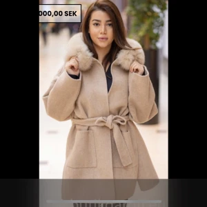 Pälskappa - Pälskappa från butik garoff med äkta päls i kaschmir Storlek S Köptes till nedsatt pris från 5999 till 2499 Säljes då jag ångrade mig och butiken inte har öppet köp Kvitto medföljer samt etikett