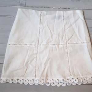 Sommarkjol - Sommarkjol med fina detaljer, aldrig använd! 