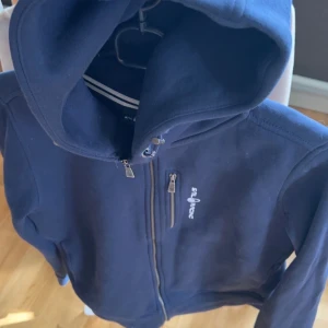 Sip Hoodie  - Hej! Nu säljer jag denna (ÄKTA) sail racing jackan för 900+ frakt. För köpte den för 1300 på sailracing hemsidan. Och har använt den en gång så den kommer inte till användning därför säljer jag den om nån annan kanske vill köpa som kommer använda den😁❤️  