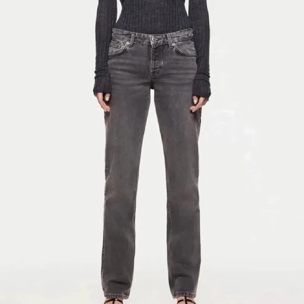 Nu säljer jag mina gråa jeans från zara (midrise) super fint skick och knappt använda. Storlek 36!💗💗 . Jeans & Byxor.