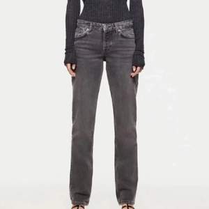 Nu säljer jag mina gråa jeans från zara (midrise) super fint skick och knappt använda. Storlek 36!💗💗 