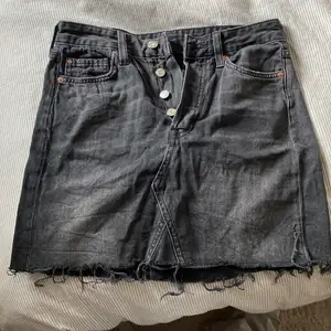 Snygg vintage jeans kjol som passar till det mesta! Säljer då den ej kommer till användning och är lite liten på mig! 