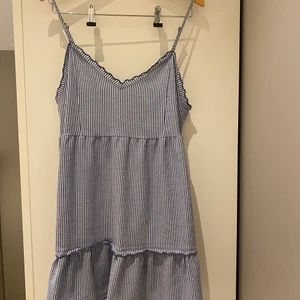 Klänning Pull&Bear - Blå/vit randig klänning från Pull&Bear i storlek S. Fint skick. Använd ett par gånger men inga skador på plagget. 