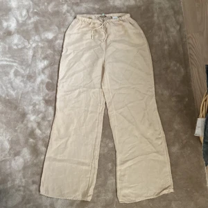 Beiga Linnebyxor storlek 36 - Väldigt fina lågmidjade linnebyxor från & other stories. De är knappt använda och är i väldigt bra skick. Sorlek 36