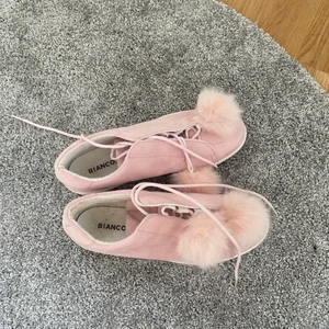 BIANCO skor  - Säljer mina bianco skor i ”sammet” material som har varit använda 1 gång 💕rena och i nyskick🌟 Bollarna kan klippas bort om man bara vill ha den rosa skon!  Säljer då de är för stora och inte blir använda🌟