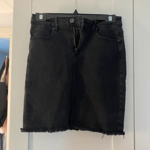 Svart jeans kjol  - Säljer en svart jättefin jeans kjol som tyvärr är för liten för mig från jeansbolaget. Är i storlek M men skulle säga att den passar en S också. nypris 300 men säljer för 80 kronor + frakt runt 40 kronor 