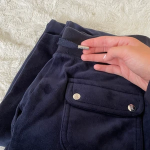 Juicy Couture byxor  - Jag säljer dessa Juicy Couture byxor i storlek XS då jag inte använder dem så mycket. Använda fåtal gånger och i fint skick!