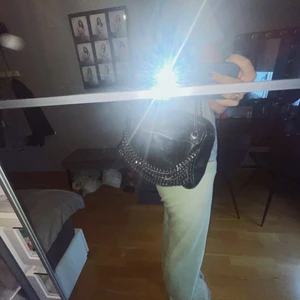 Secondhand väska - Intressekoll på denna skitcoola väska jag köpte secondhand! Jätterymlig & större än vad man tror❤️❤️