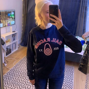 Äkta Sail racing tröja - Sail racing tröja i herrstorlek M men passar även tjejer. Passar perfekt på mig som vanligtvis har storlek S/M! Köparen står för frakt!☺️