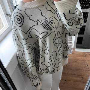 Säljer en superfin stickad tröja med trendigt mönster ifrån monki💕 köpt för 499kr, säljer för 299kr💕