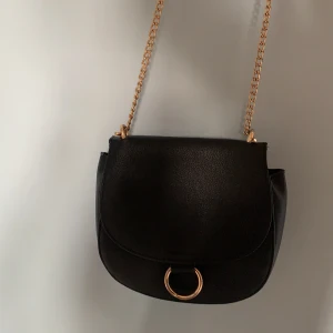 Säljer den hära väskan från HM - Den kommer it till användning och är jätte snygg och har inga skador eller problem