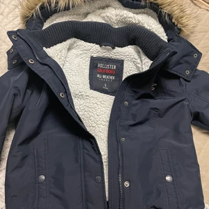 Vinterjacka hollister  - Säljer en fin vinterjacka i storlek 36  Nyskick, knappt använd 