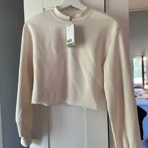 Oanvänd croppad tröja från hm i storlek xs, säljer för 40kr plus frakt