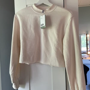 Croppad tröja  - Oanvänd croppad tröja från hm i storlek xs, säljer för 40kr plus frakt
