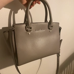 Michael kors väska - Nästan helt oanvänd Michael kors väska. Så fin men får tyvärr inte användning för den. Den är så klart äkta, har kvitto och äkthetsbevis. Nypris var 1799kr, mitt pris är 1000kr plus frakt men kan även tänka mig mötas upp💗