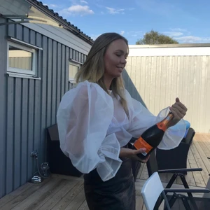 Topp - En vit cool topp från Gina tricot! Använd 1 gång 