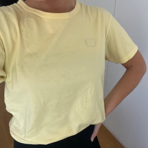 Acne tröja  - Säljer min gula T-shirt från Acne (äkta), använd ett fåtal gånger. Jätteskönt material och bra kvalitet, fler bilder finns om de önskas. Storlek S men passar en xs-m beroende på hur tajt man vill ha den. Frakt tillkommer💛 nypris 1100 mitt pris 380kr