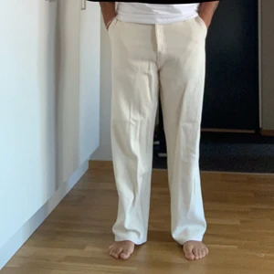 Weekday byxor - Oanvänd krämvita byxor med tags kvar. Aldrig använda där av skick 10/10 Passform galaxy 