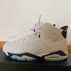Air Jordan 6  - Helt oanvända Air Jordan, strl 37,5.  Vita med blåa detaljer. 23,5 cm 