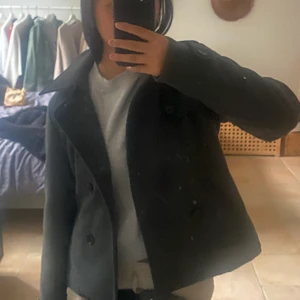 Even & Odd kappa - Jättesnygg kappa från Even&Odd. Storlek S! Jackan är fodrad och i bra skick. Defekten är slitage som går att ta bort så att jackan ser ut som innan.