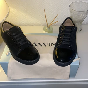 Lanvin - Säljer splitternya Lanvin skor som ej har använts. De är stora i storleken och de är Storlek 39 men passar de som har storlek 40 Skick 10/10  Köpta för 4000kr  kan även tänka mig att byta skorna mot några skor eller ett annat plagg