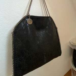 Stella McCartney väska - Intressekoll på min Stella McCartney väska. Då jag inte använder den så ofta, den är i bra skick då jag inte använt den så mycket. Storlek Mini men får plats med min dator och skolböcker💕 Nypris 8000kr, tänkte mig 3500kr💕